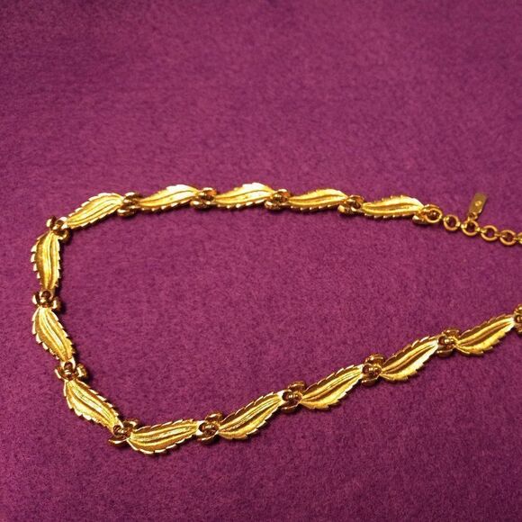 Vintage Monet Gold tone metal Leaves Necklace - Picture 6 of 6